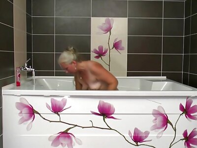 Shag Backyard កខ្វក់ជាមួយម៉ាក Chanel និង Samantha